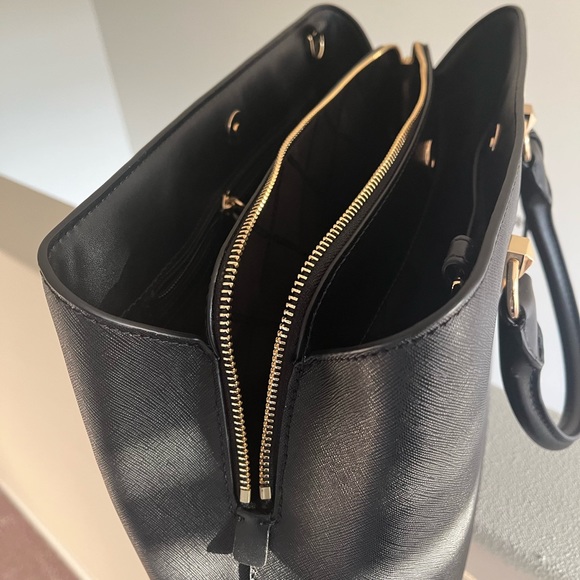 Like new Michael Kors black bag - Picture 5 of 10